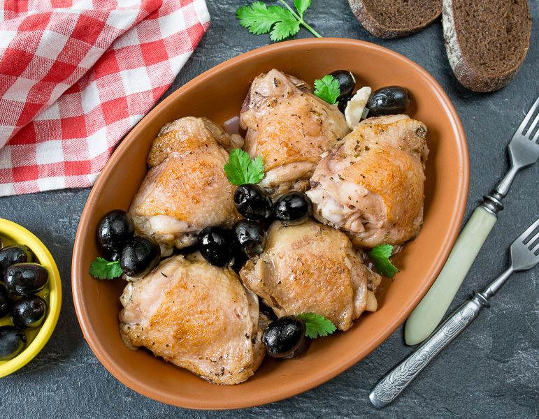 Рецепт курицы с маслинами, тушенная в вине