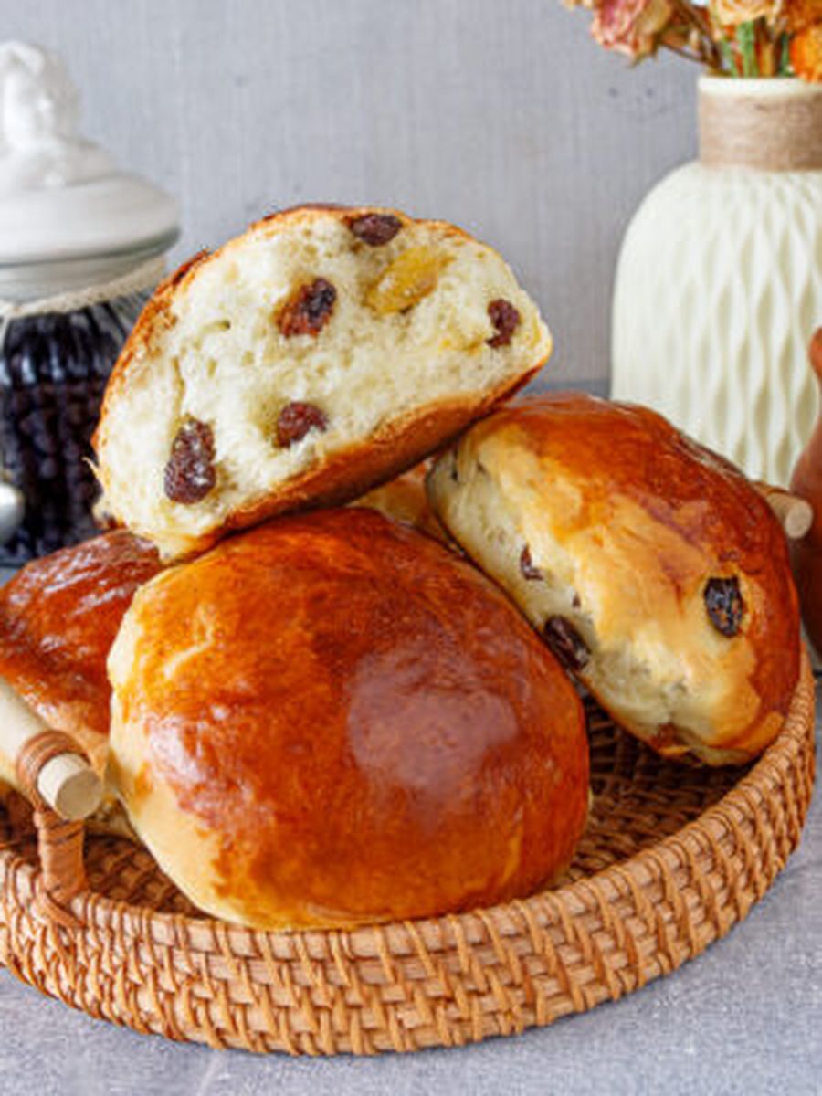 Кардамоновые булочки с изюмом и вишней