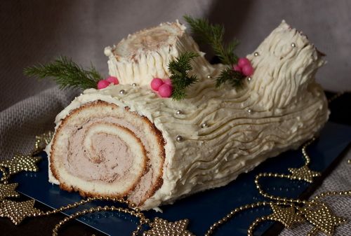 Рецепт рулета "Рождественское полено" с кремом из белого шоколада