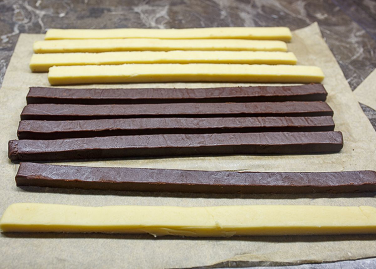 Нарезаем тесто