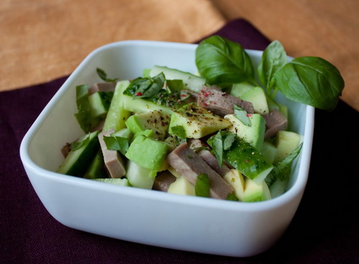 Рецепт салата с языком и авокадо