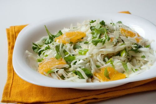 Рецепт салата из капусты с апельсинами и зеленью
