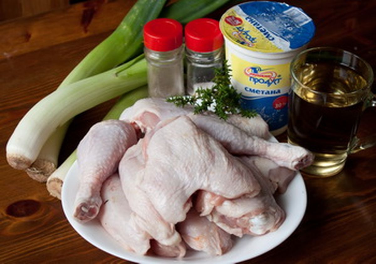 Рецепт курицы с луком-пореем и сметанным соусом: пошаговая инструкция