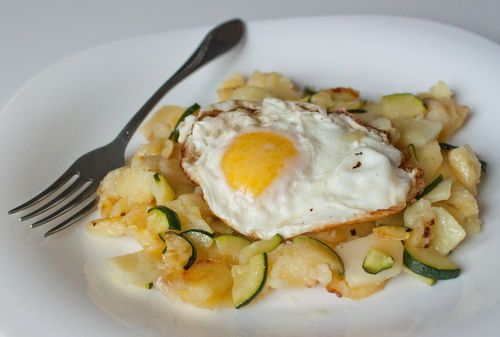 Рецепт яиц с жареным картофелем и цуккини