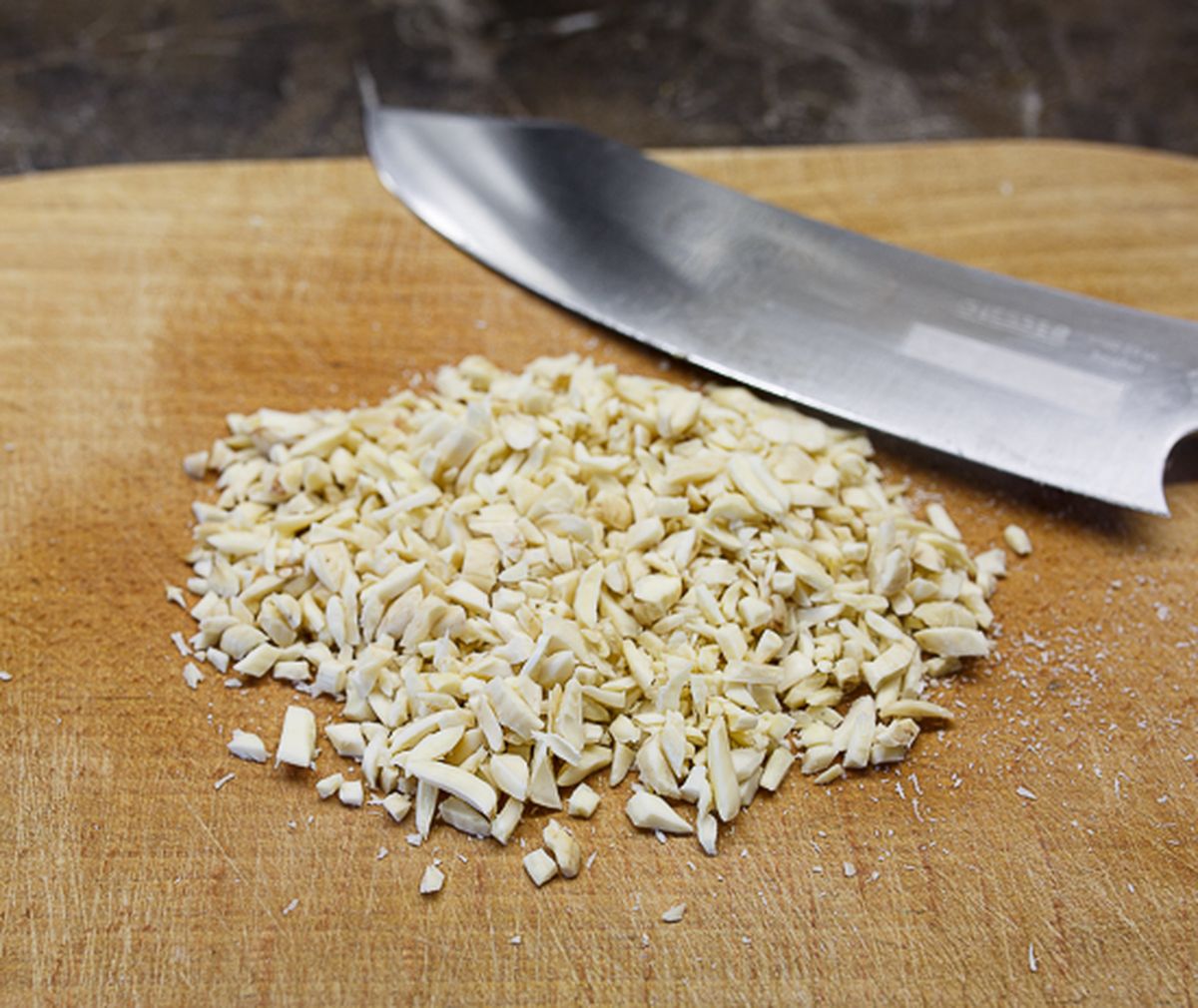 Рубим миндаль