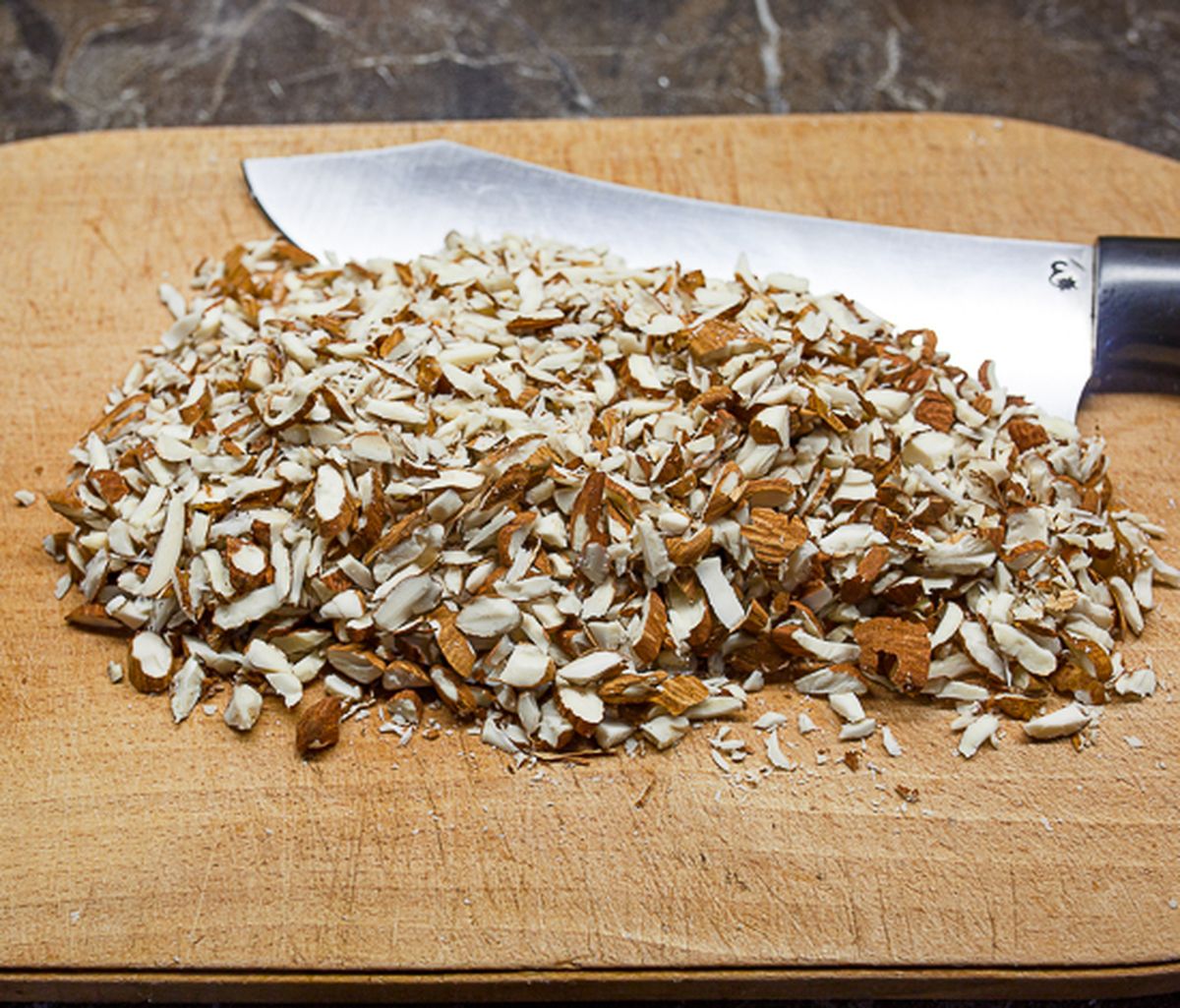 Рубим миндаль