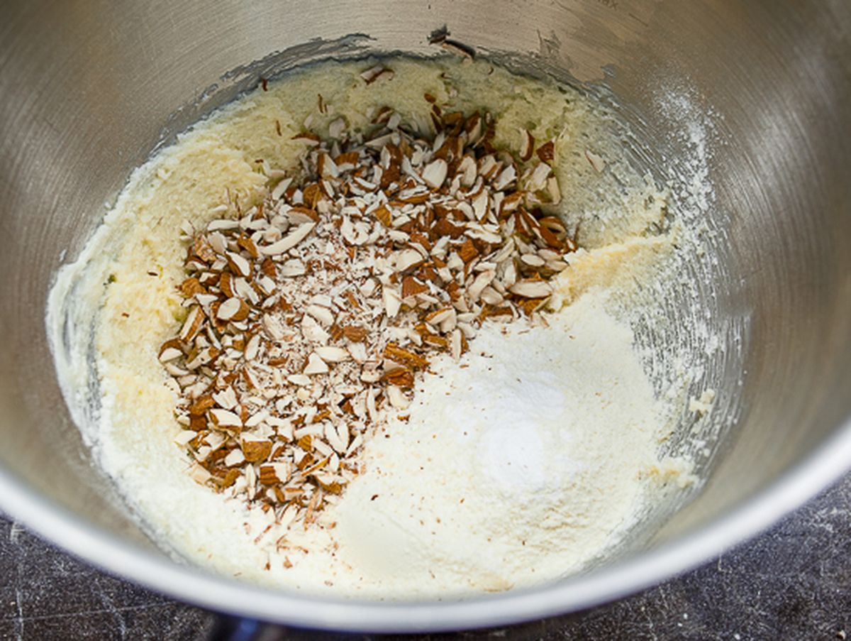 Добавляем сухие ингредиенты