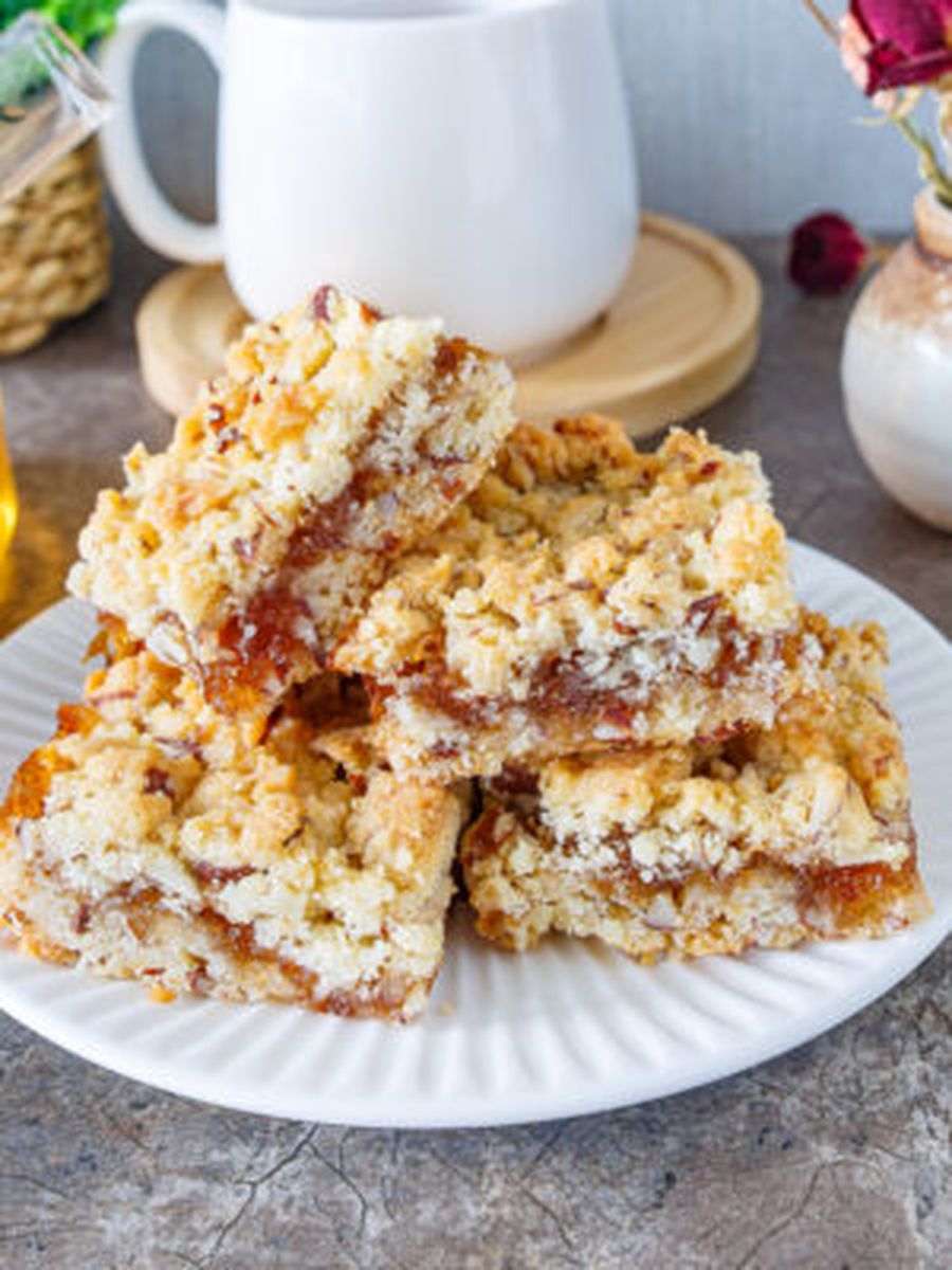 Нарезное хрустящее печенье с джемом и миндалем