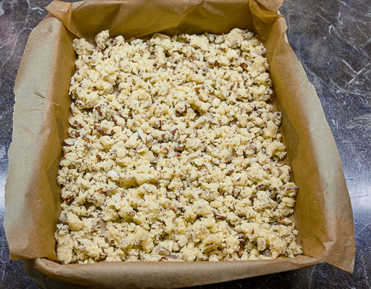 Кладем тесто в форму