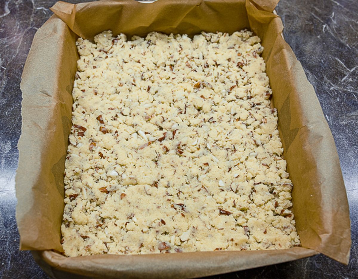 Кладем тесто в форму