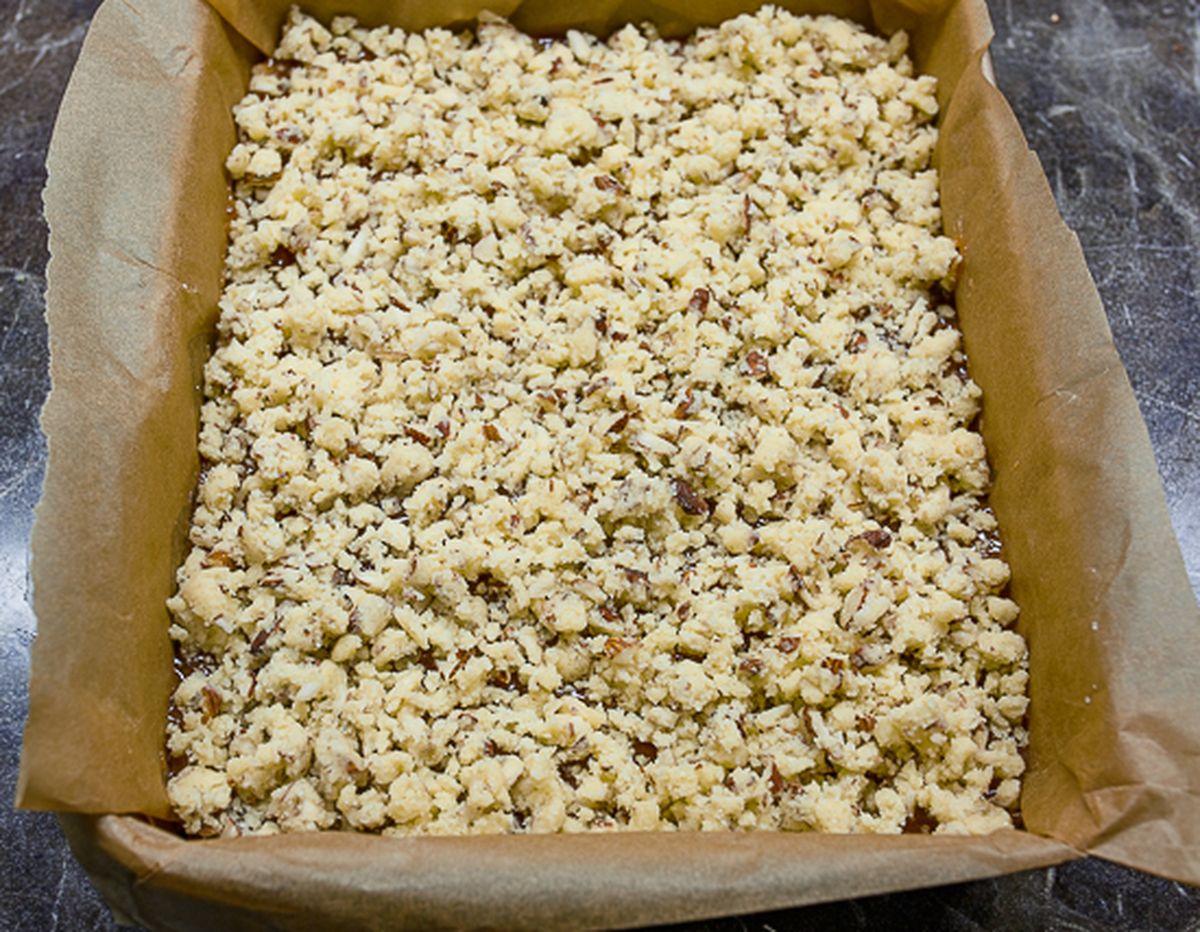 Кладем вторую половину теста