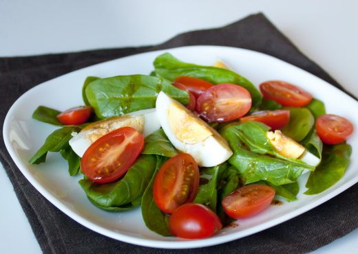 Рецепт салата со шпинатом, яйцами и помидорами