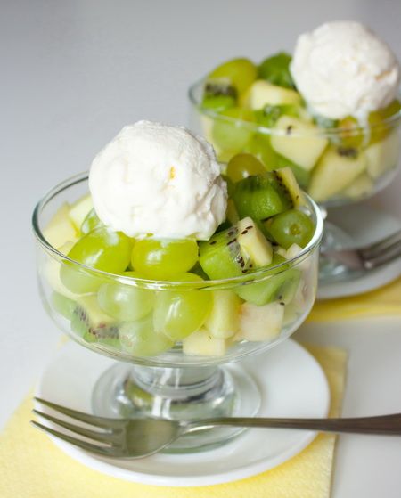 Зеленый фруктовый салат с мороженым