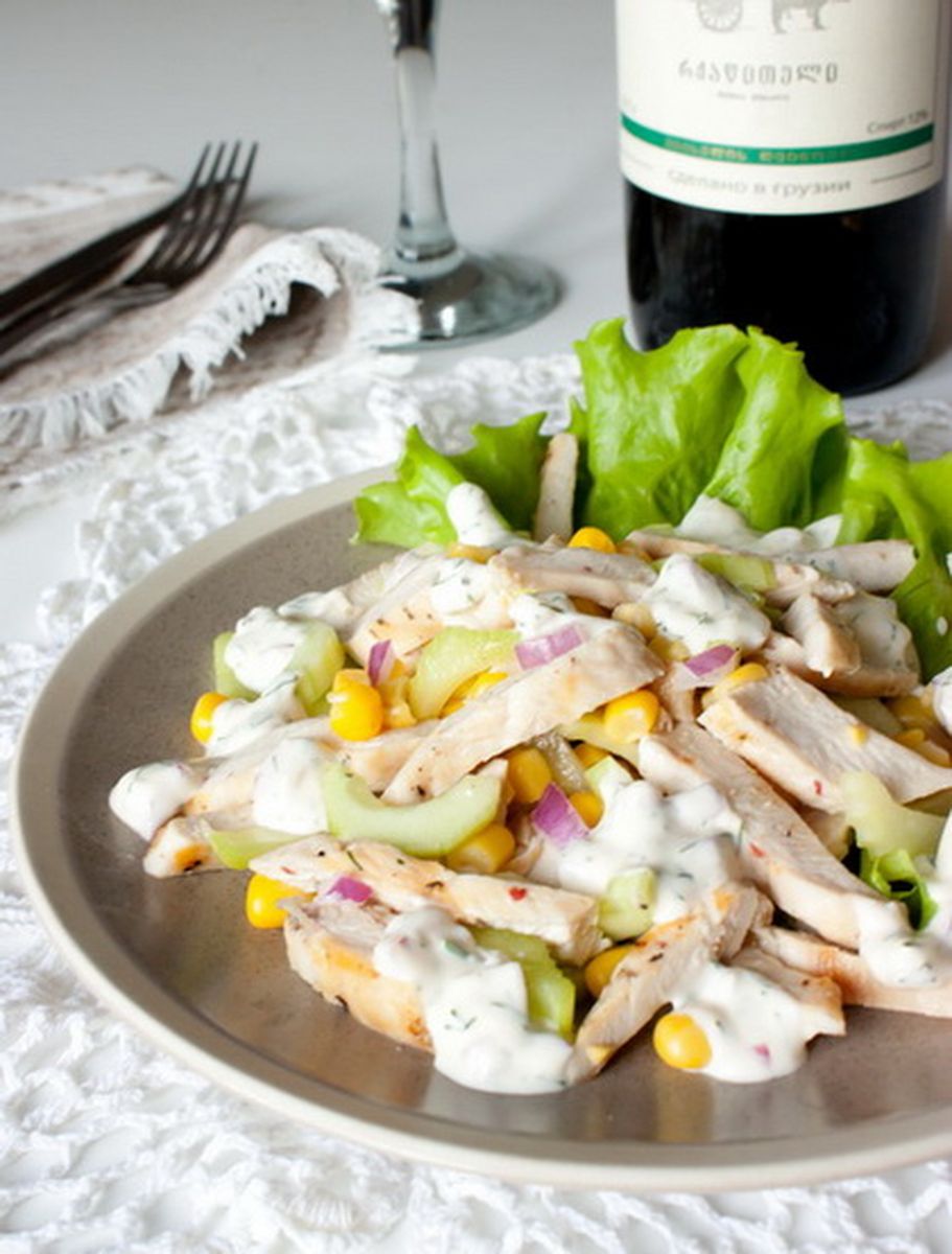 Рецепт салата из курицы с огурцом и кукурузой