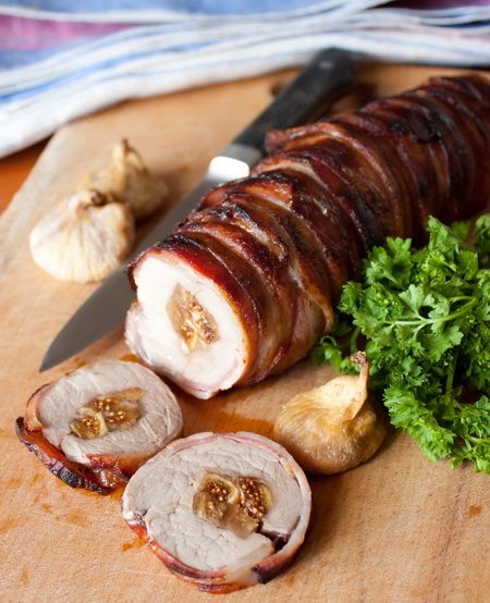 Рецепт свиной вырезки с инжиром в беконе