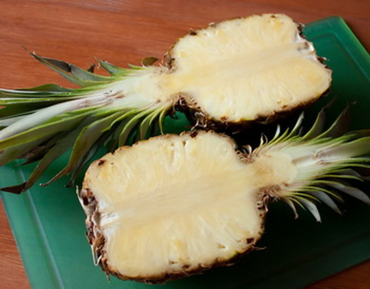 Разрезаем ананас