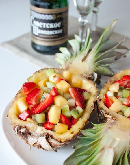 Рецепт фруктового салата с клубникой в ананасе