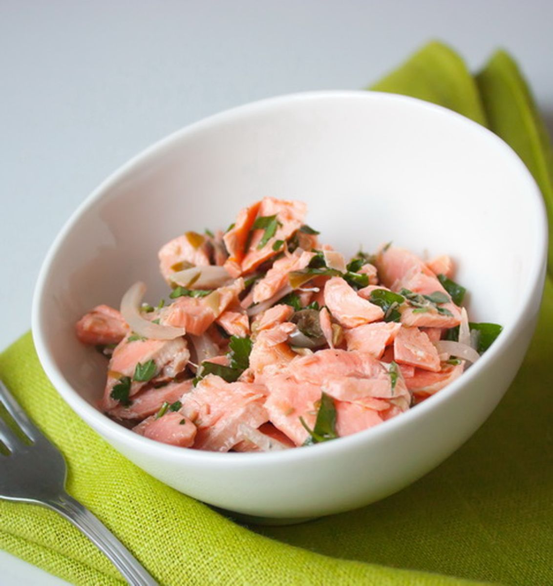 Рецепт салата из лосося с петрушкой и каперсами