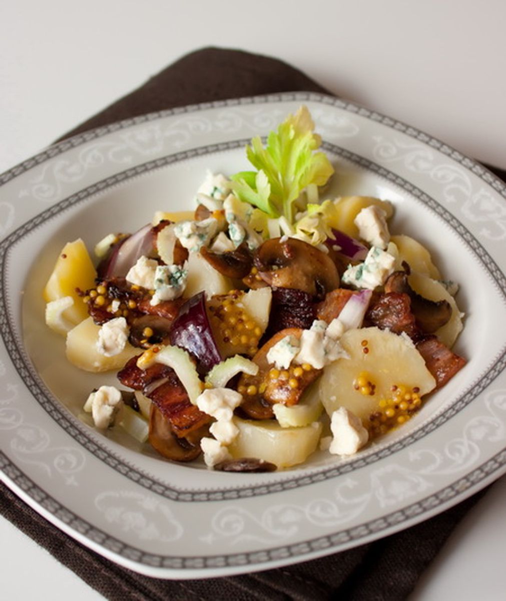Теплый салат из картофеля, грибов и голубого сыра
