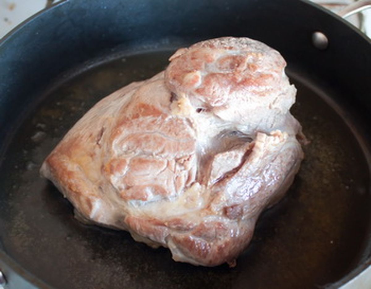 Как приготовить свиной окорок на сковороде: легкий и вкусный рецепт