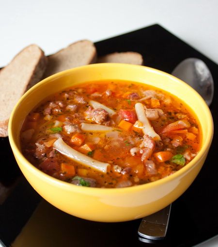 Рецепт мясного супа с макаронами и базиликом