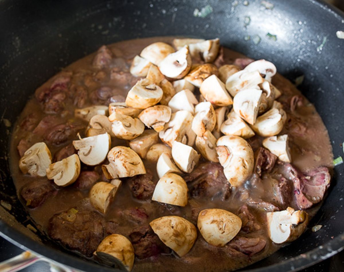 Рецепт куриной печени с грибами в сливочном соусе с фото пошагово на  Вкусном Блоге