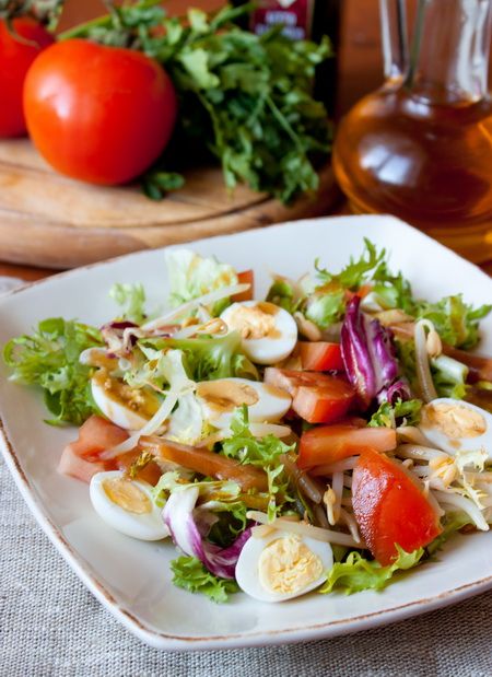 Рецепт салата с помидорами и ростками сои