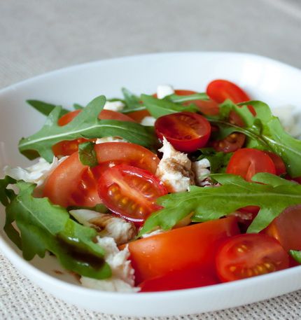 Рецепт салата с помидорами, моцареллой и рукколой