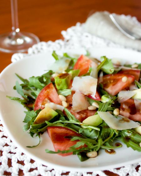 Рецепт салата с томатами, рукколой и пармезаном