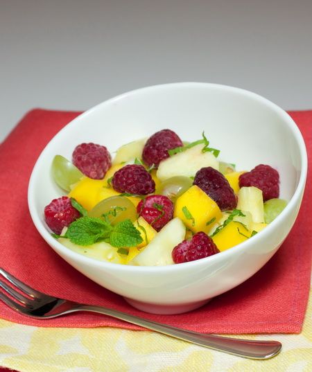 Рецепт салата из экзотических фруктов с малиной