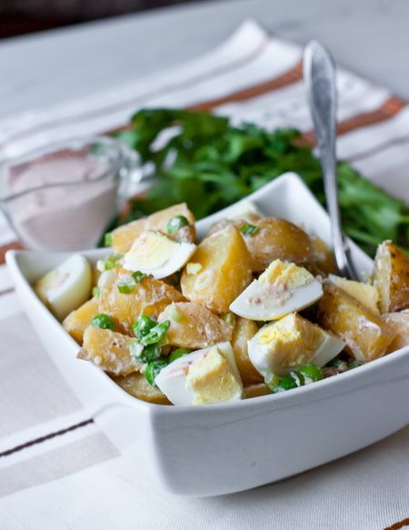 Рецепт картофельного салата с яйцами и горошком