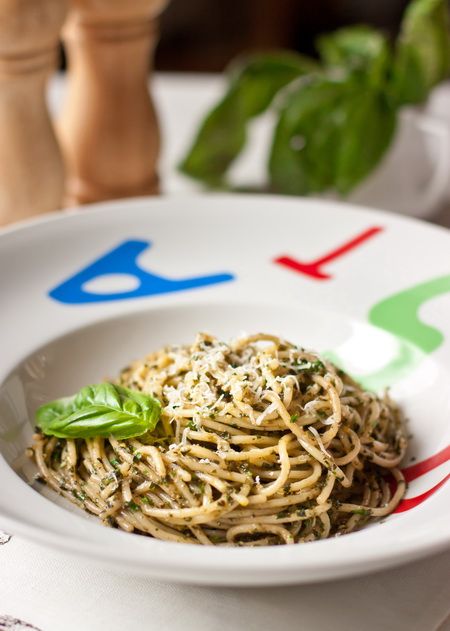 Спагетти с базиликовым песто с фисташками