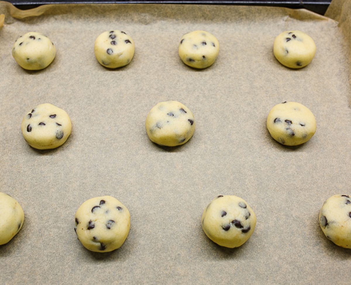 Кладем тесто на противень