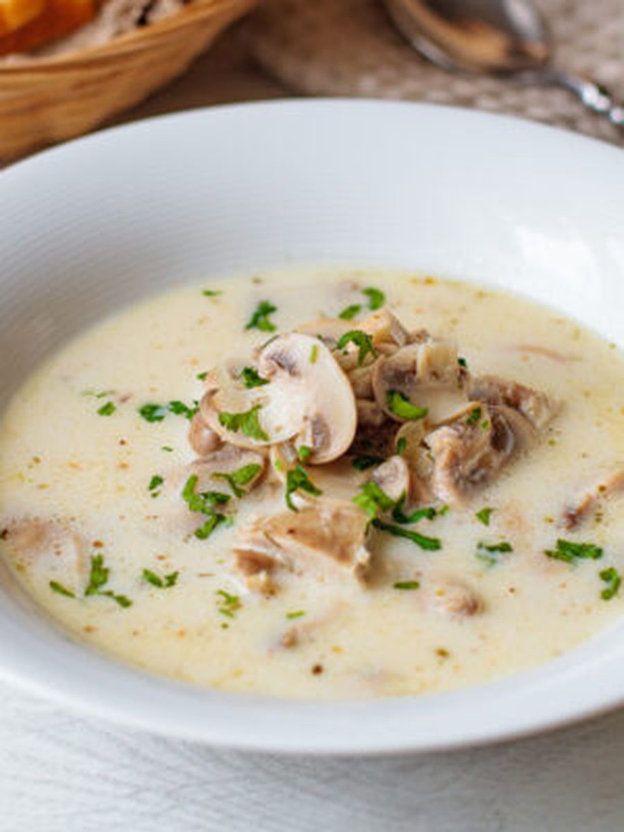 Сливочный суп с курицей и грибами