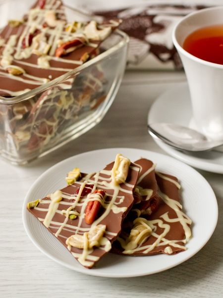 Рецепт шоколадной плитки с орехами и сушеной клюквой