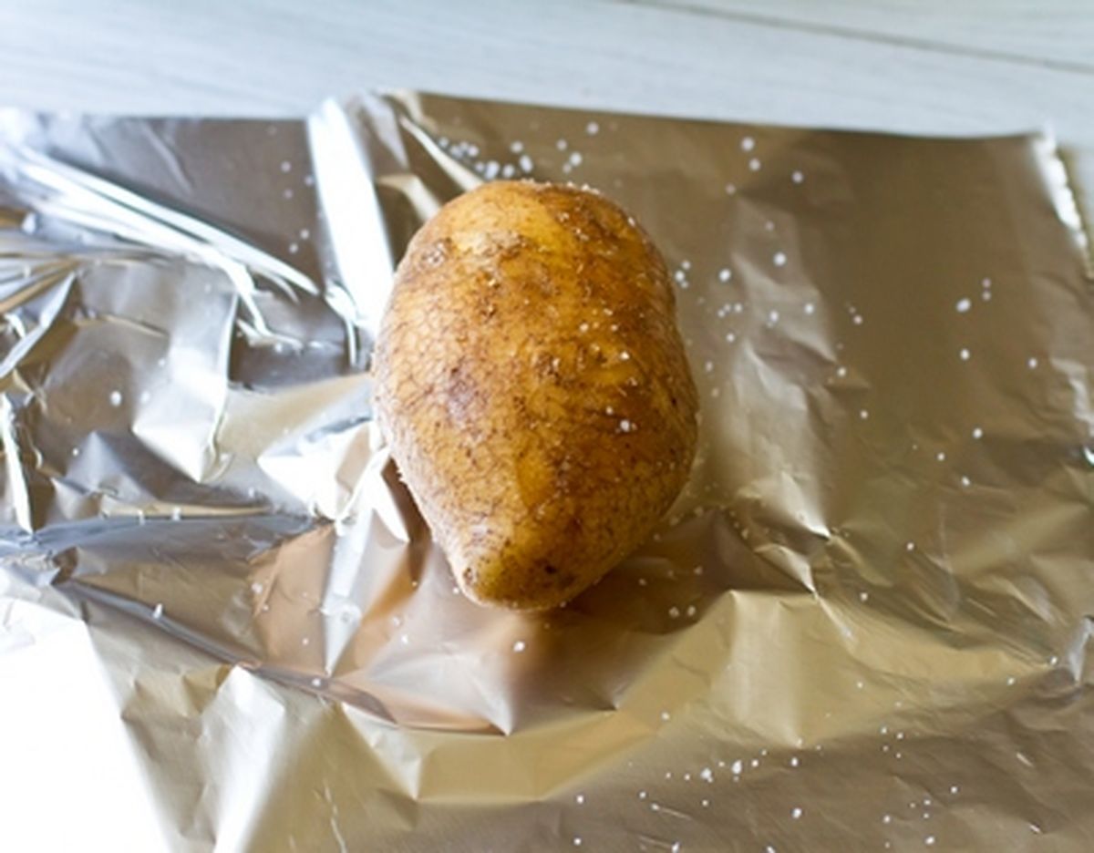Натираем картофель солью