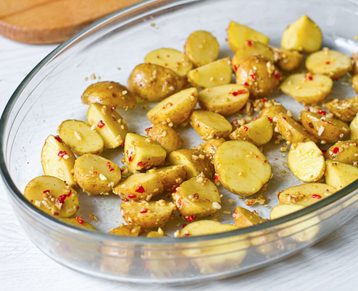 Кладем картофель в форму