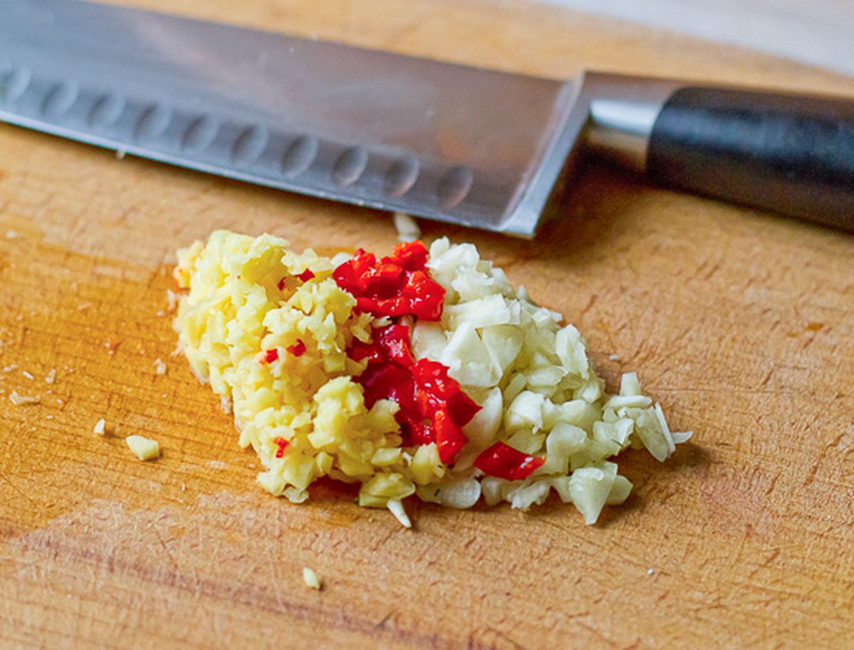 Рубим чеснок, имбирь и перчик