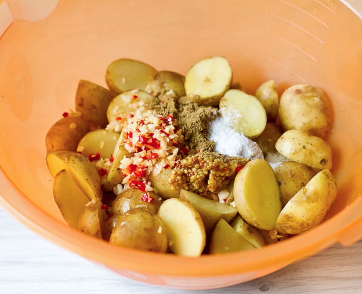 Приправляем картофель