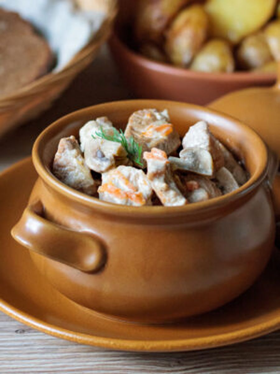 Свинина с грибами, тушенная в сметане