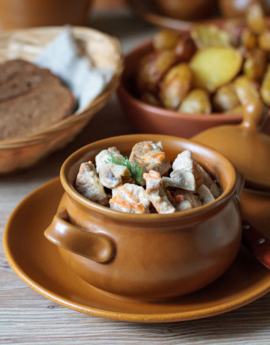 Свинина с грибами, тушенная в сметане