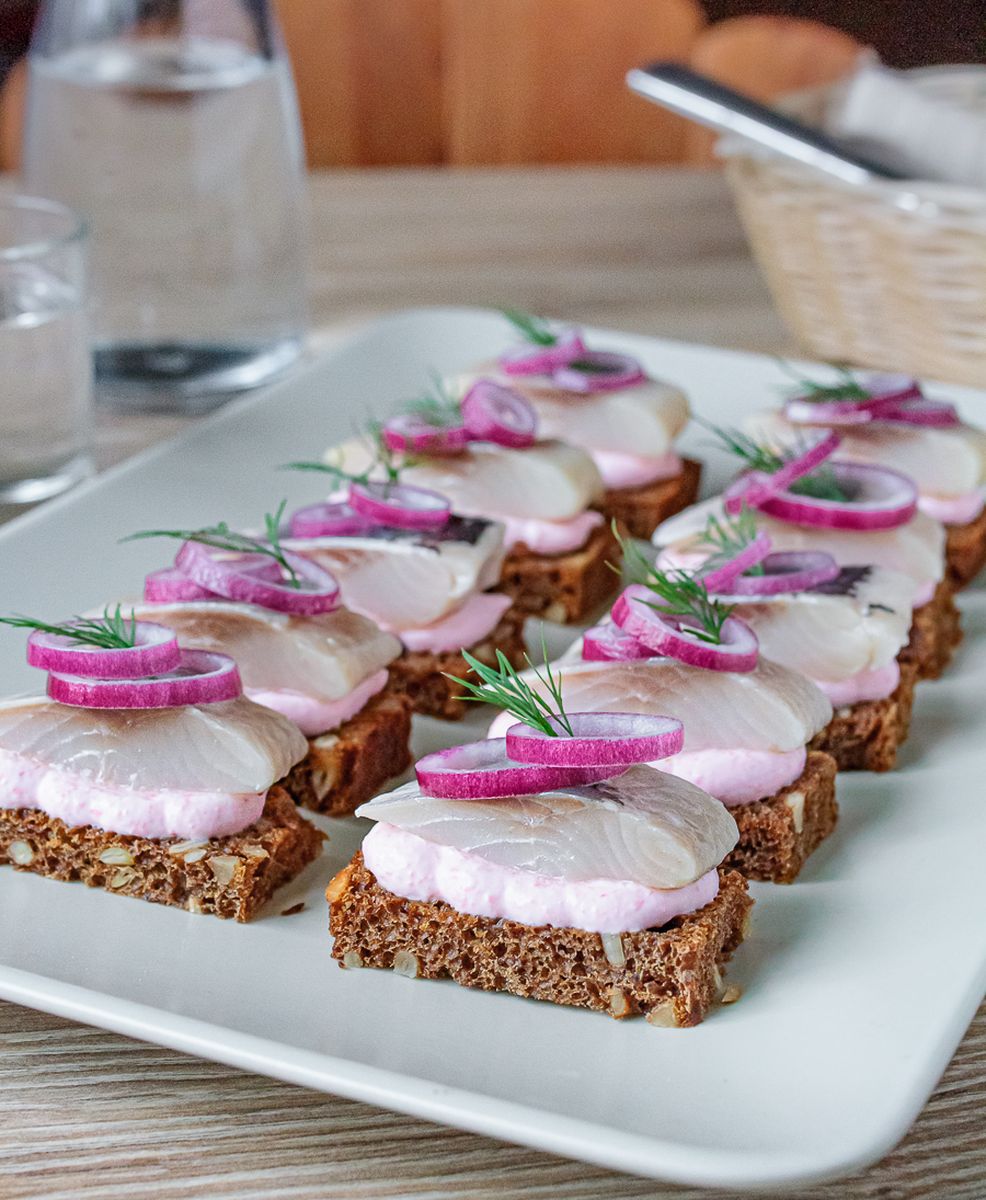 Тартинки с сельдью и сметанным соусом с хреном