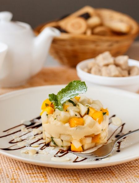 Десерт из осенних фруктов с маскарпоне и манго