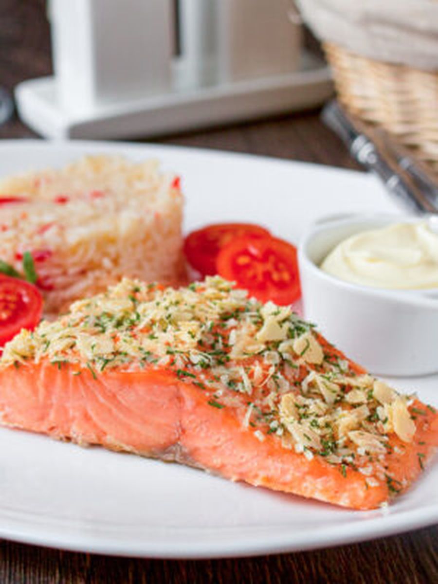 Запеченный лосось с сырно-ореховой корочкой