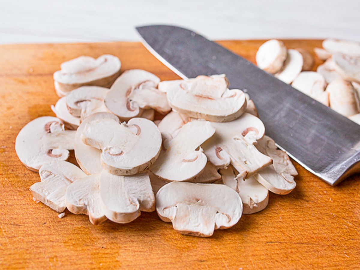 Нарезаем шампиньоны