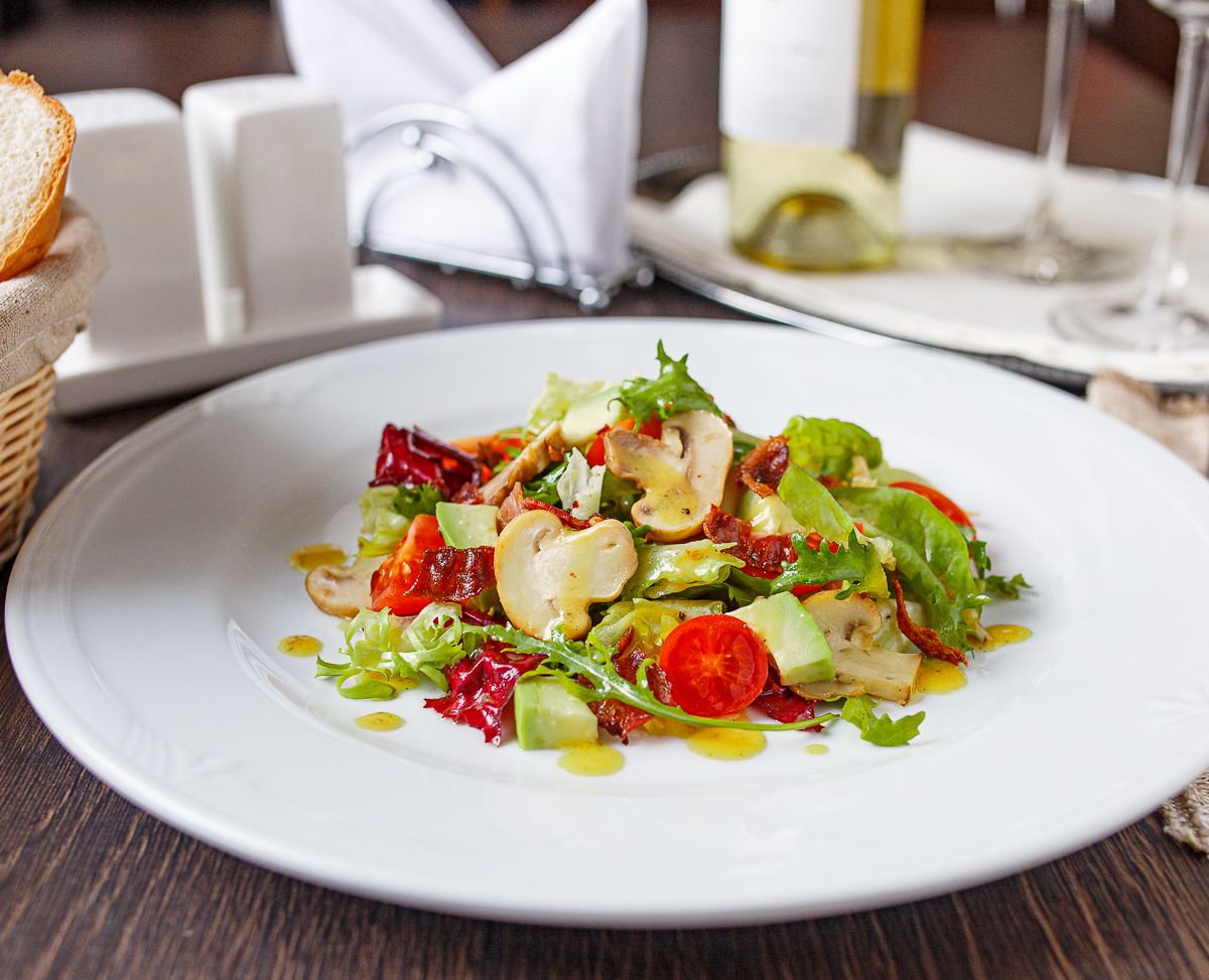 Салат с шампиньонами, авокадо и хрустящим беконом