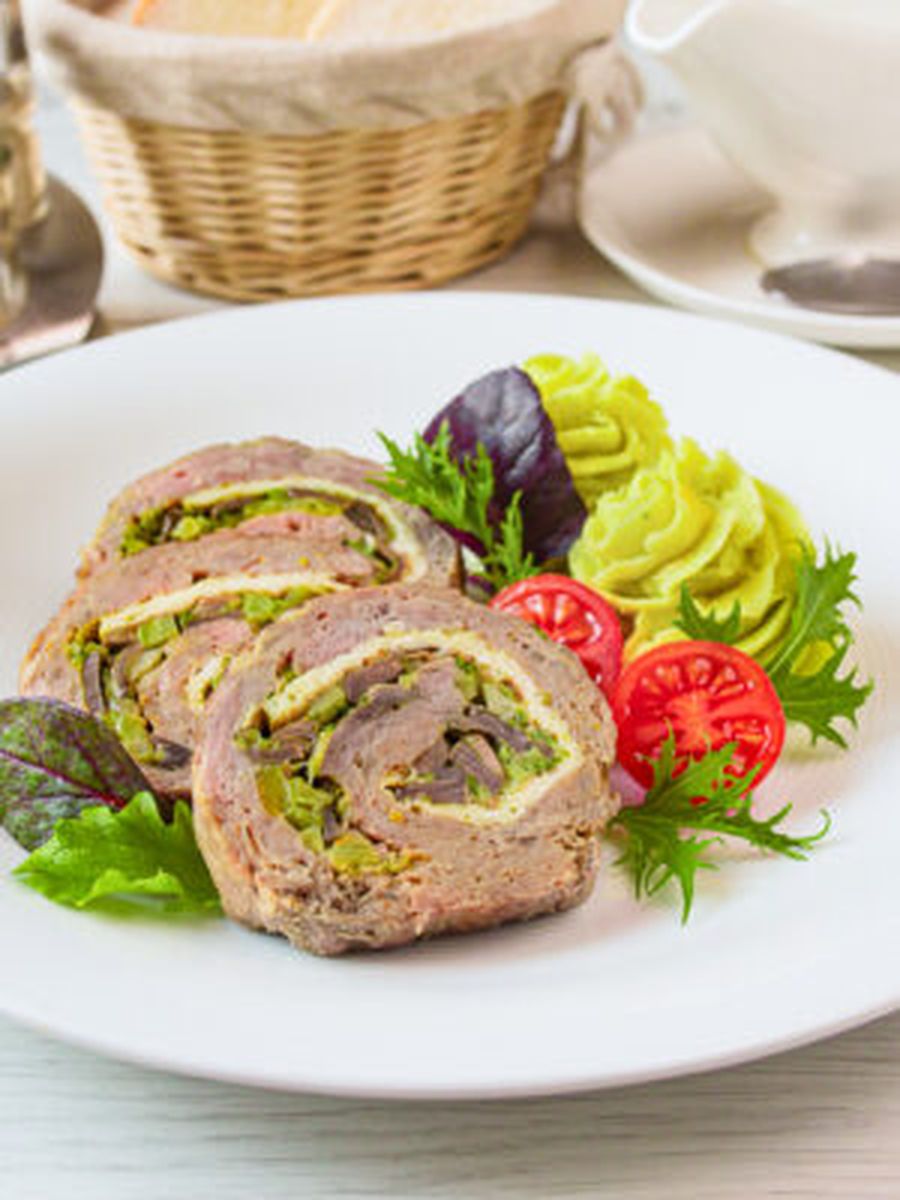 Мясной рулет с брокколи и грибами