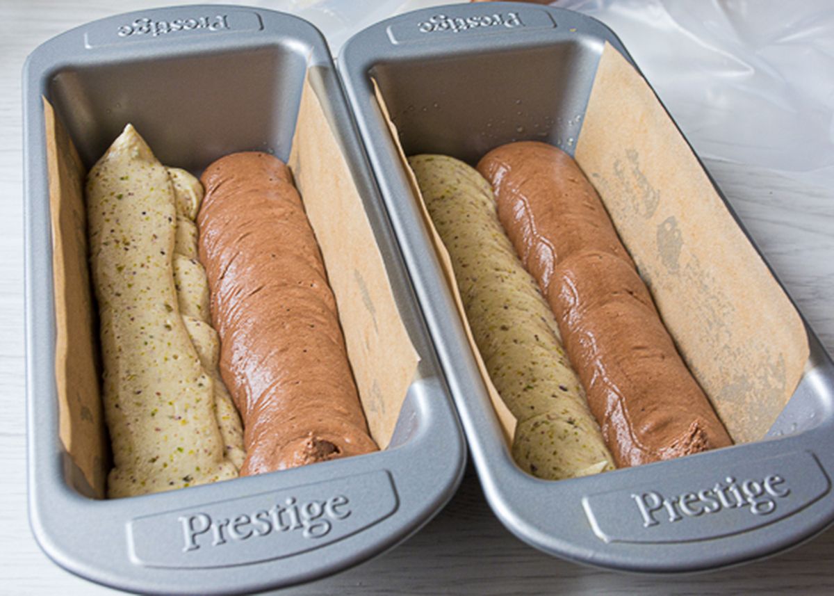 Кладем тесто в формы