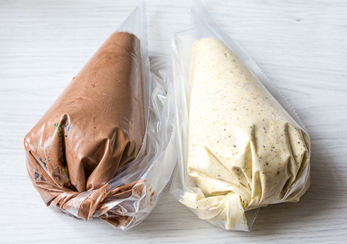 Кладем тесто в мешки