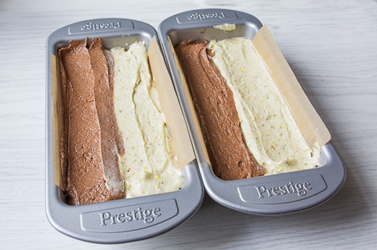 Кладем тесто в формы